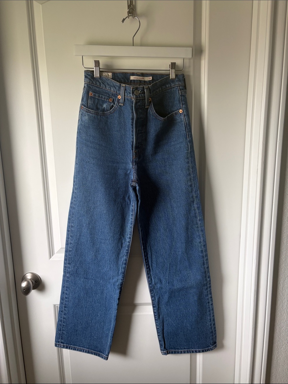 Levi’s Ribcage Straight Leg Jean in Medium Blue Wash